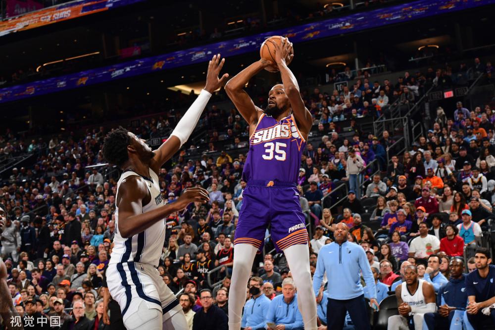 图片报：RB莱比锡开启季前训练，西蒙斯和谢什科现身训练场.